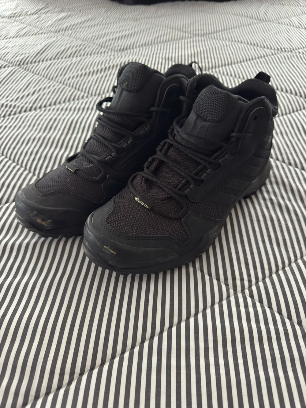 adidas Terrex Black Men's Athletic Trail Shoes GoreTex - Picture 2 of 9